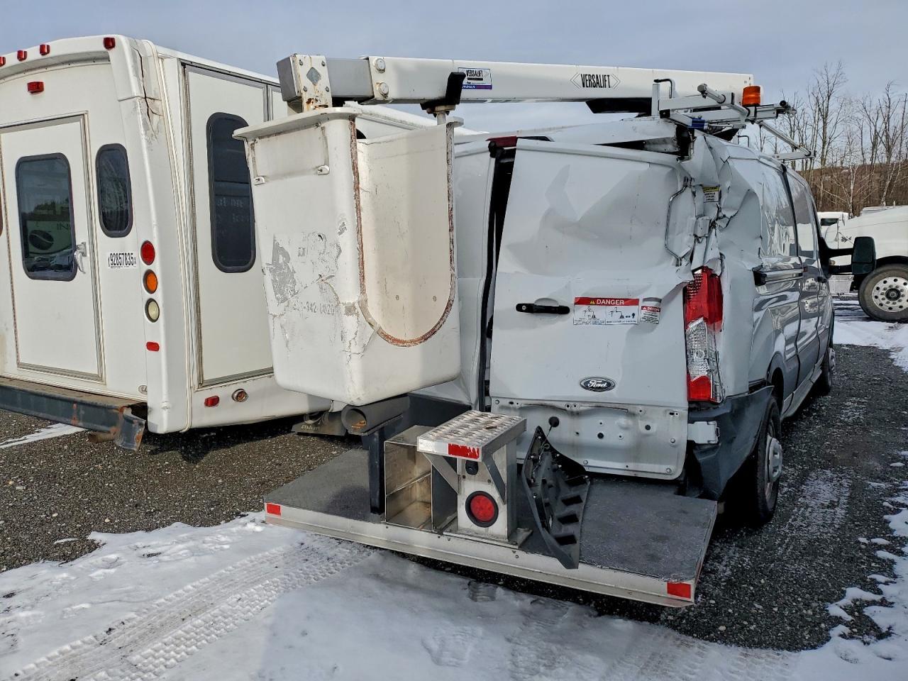 2021 Ford Transit 350 Bucket Truck - Фото 3