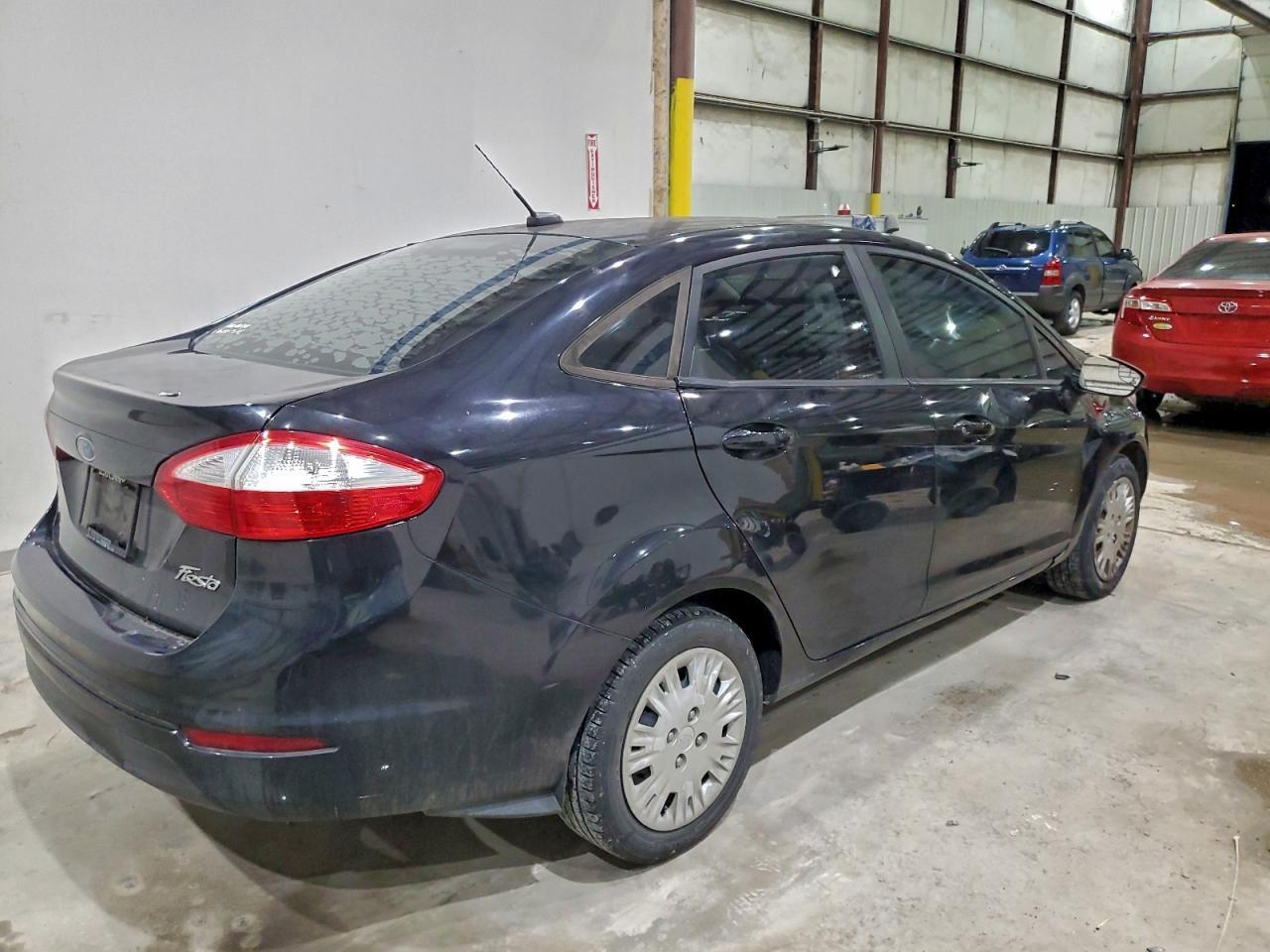 2015 Ford Fiesta S - Фото 3
