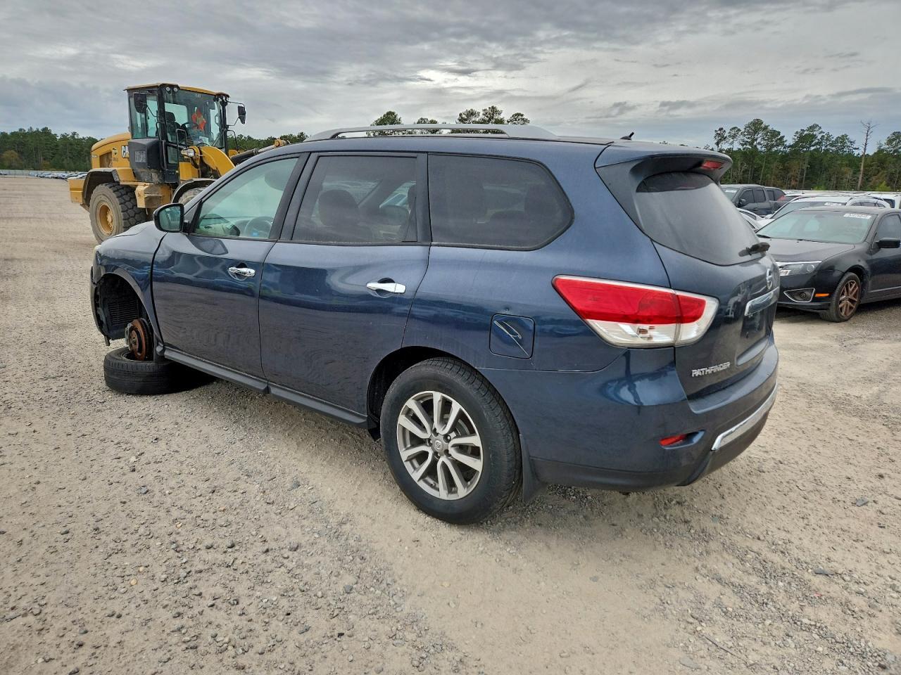 2016 Nissan Pathfinder S - Image 2