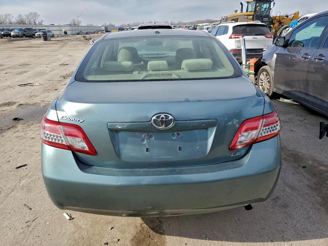 2010 Toyota Camry Le - Фото 6