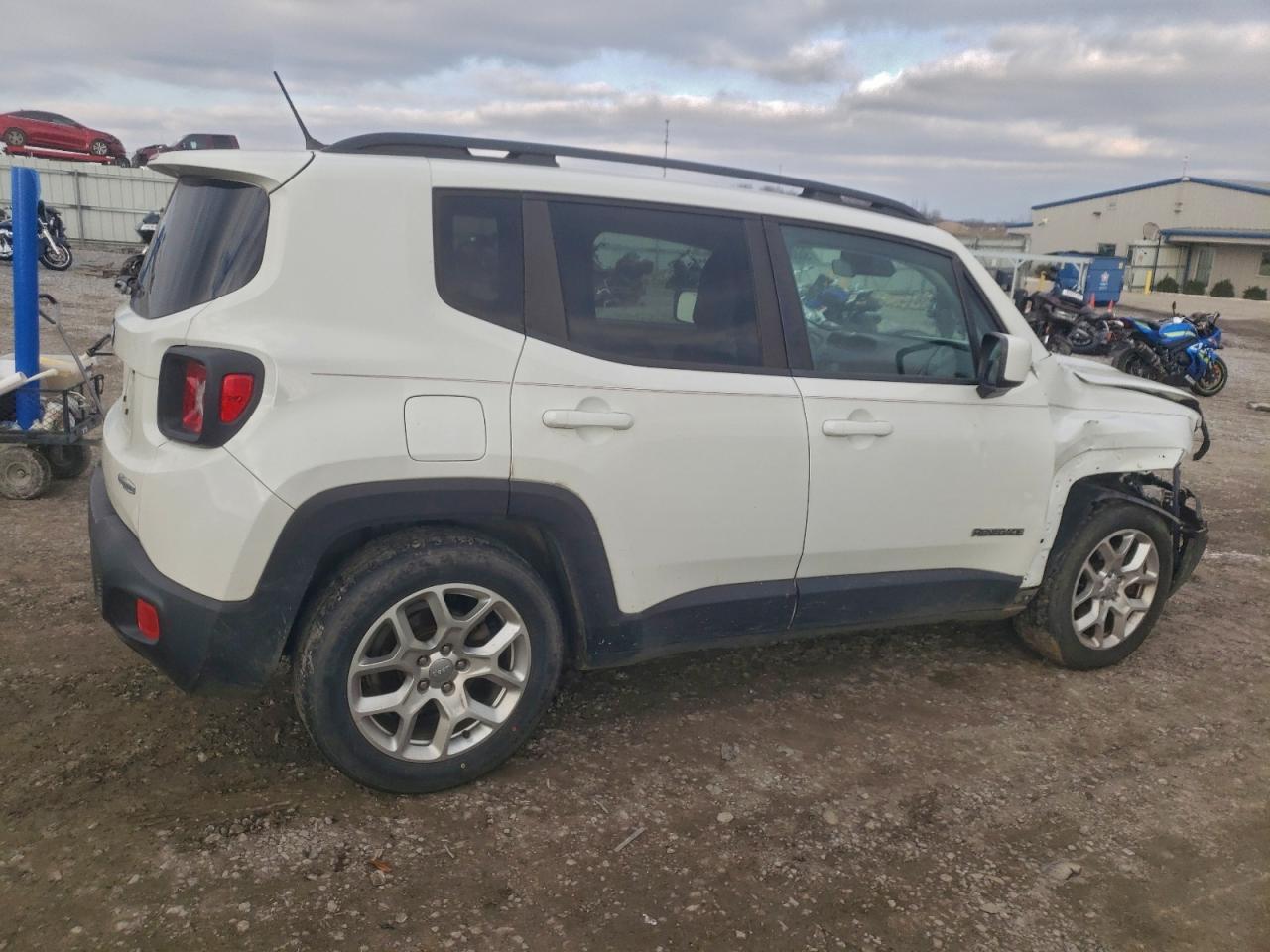2017 Jeep Renegade Latitude - Image 3
