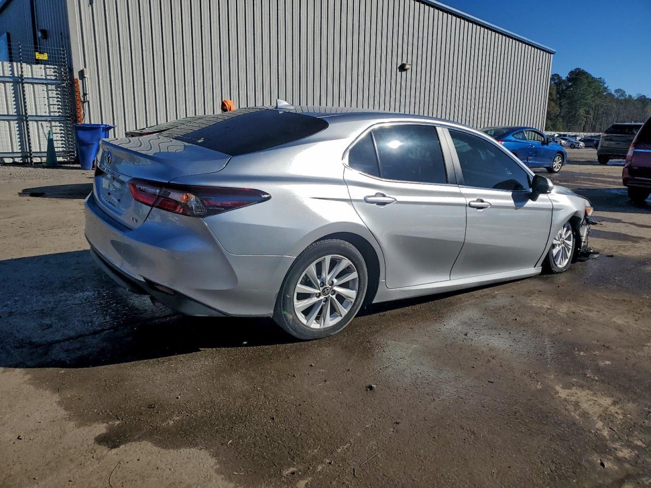 2023 Toyota Camry Le - Фото 3