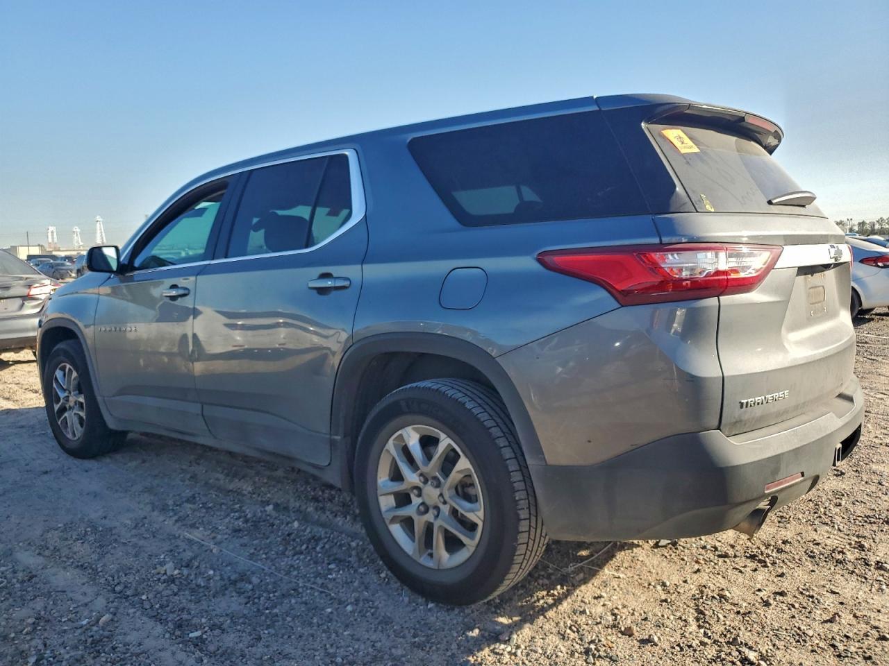 2020 Chevrolet Traverse Ls - Фото 2