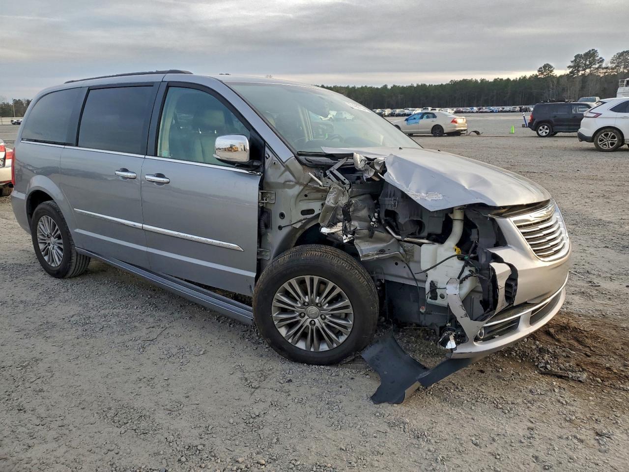 2015 Chrysler Town & Country Touring L - Image 4