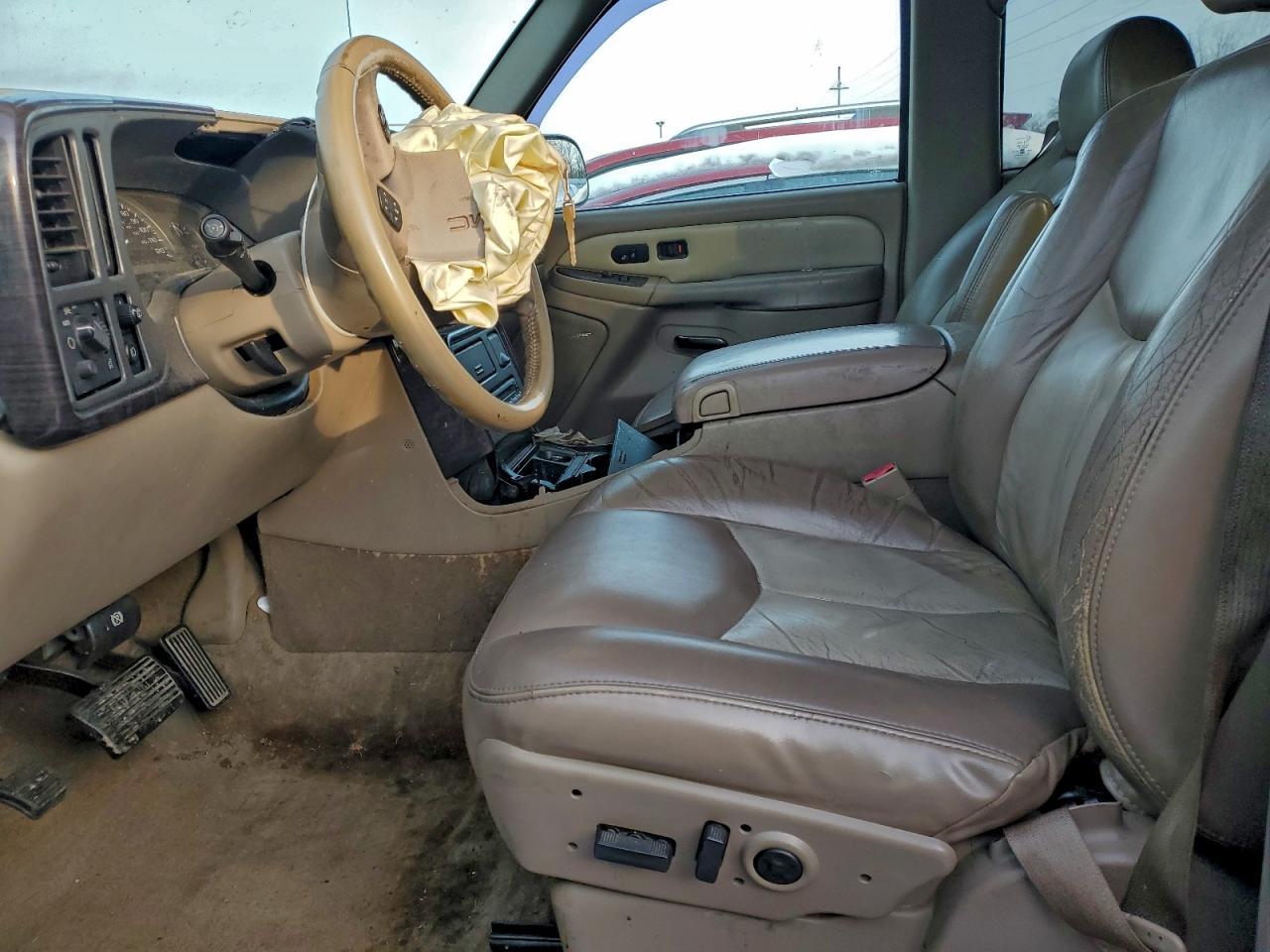2004 GMC Yukon Denali - Image 7