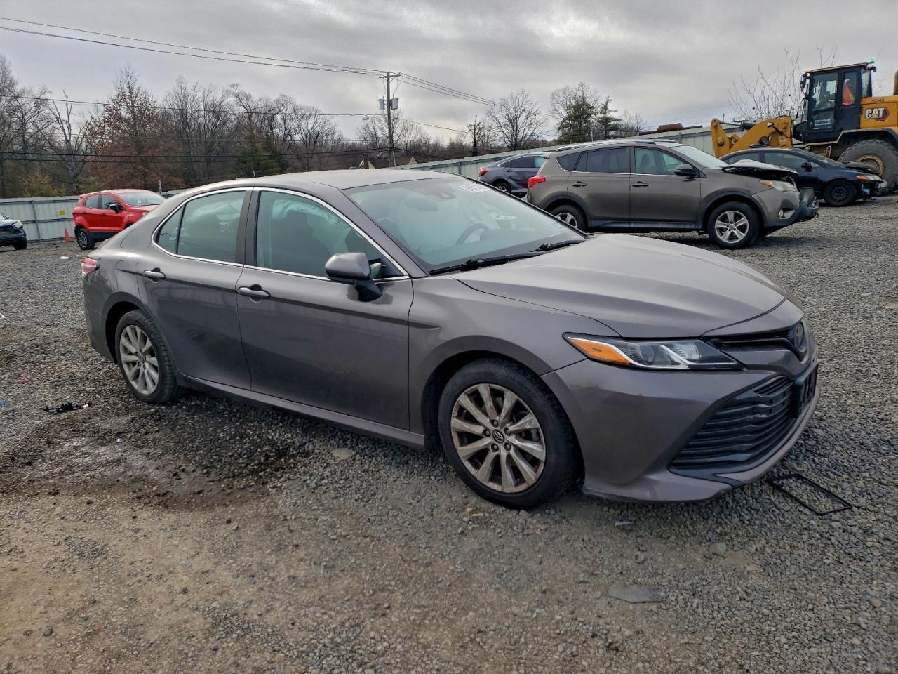 2020 Toyota Camry Le - Фото 4
