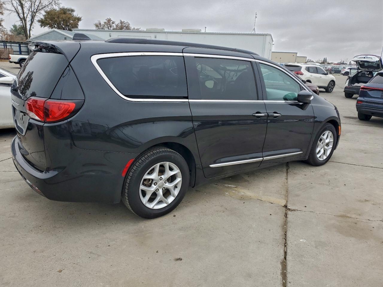 2017 Chrysler Pacifica Touring L - Фото 3