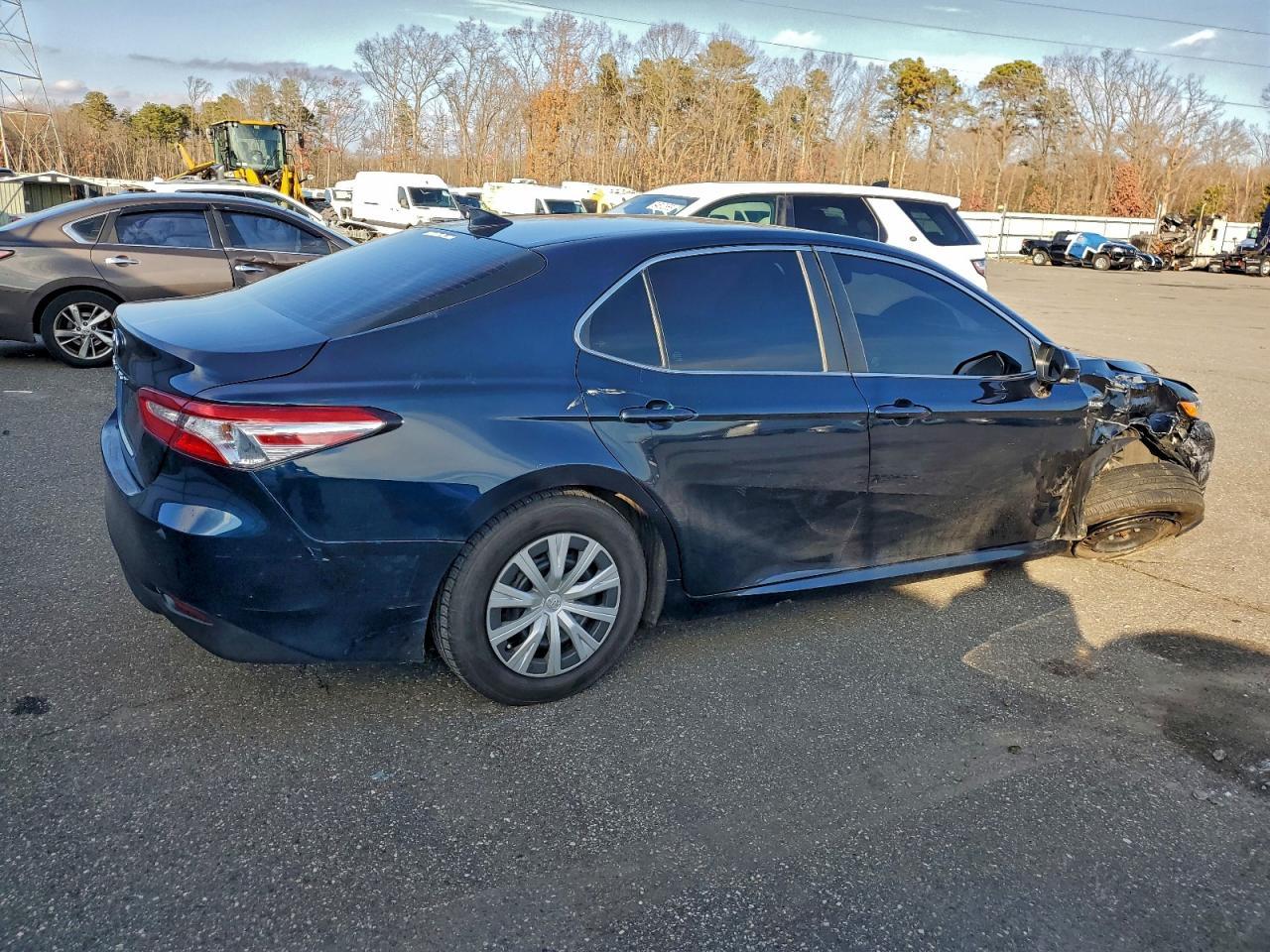 2019 Toyota Camry Le - Фото 3