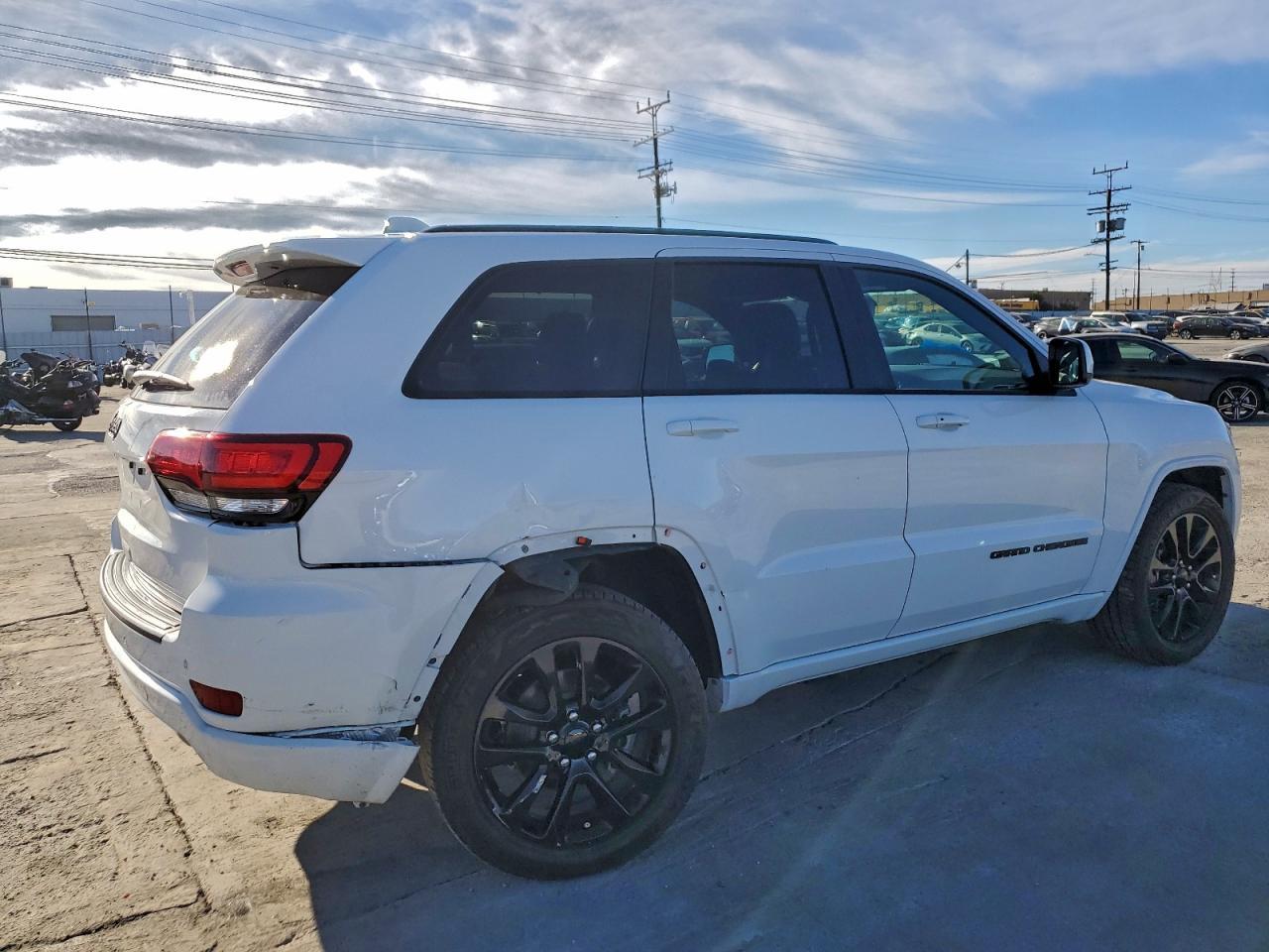 2020 Jeep Grand Cherokee Laredo - Image 3