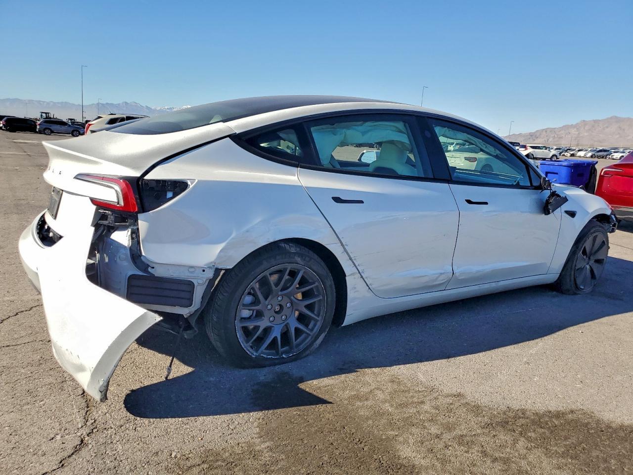 2025 Tesla Model 3 - Фото 3