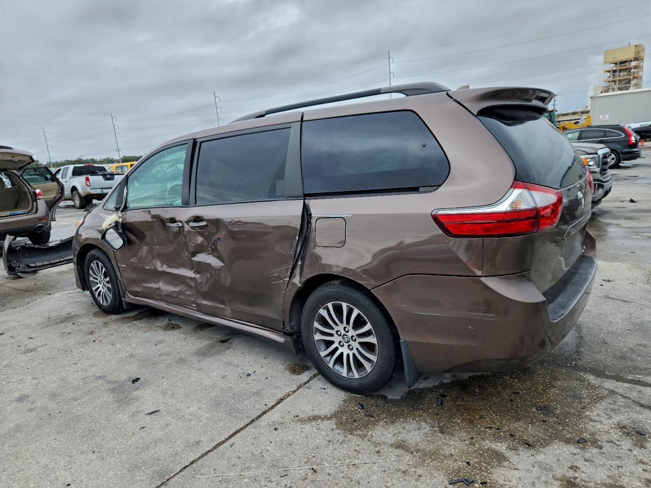 2020 Toyota Sienna Xle - Фото 2