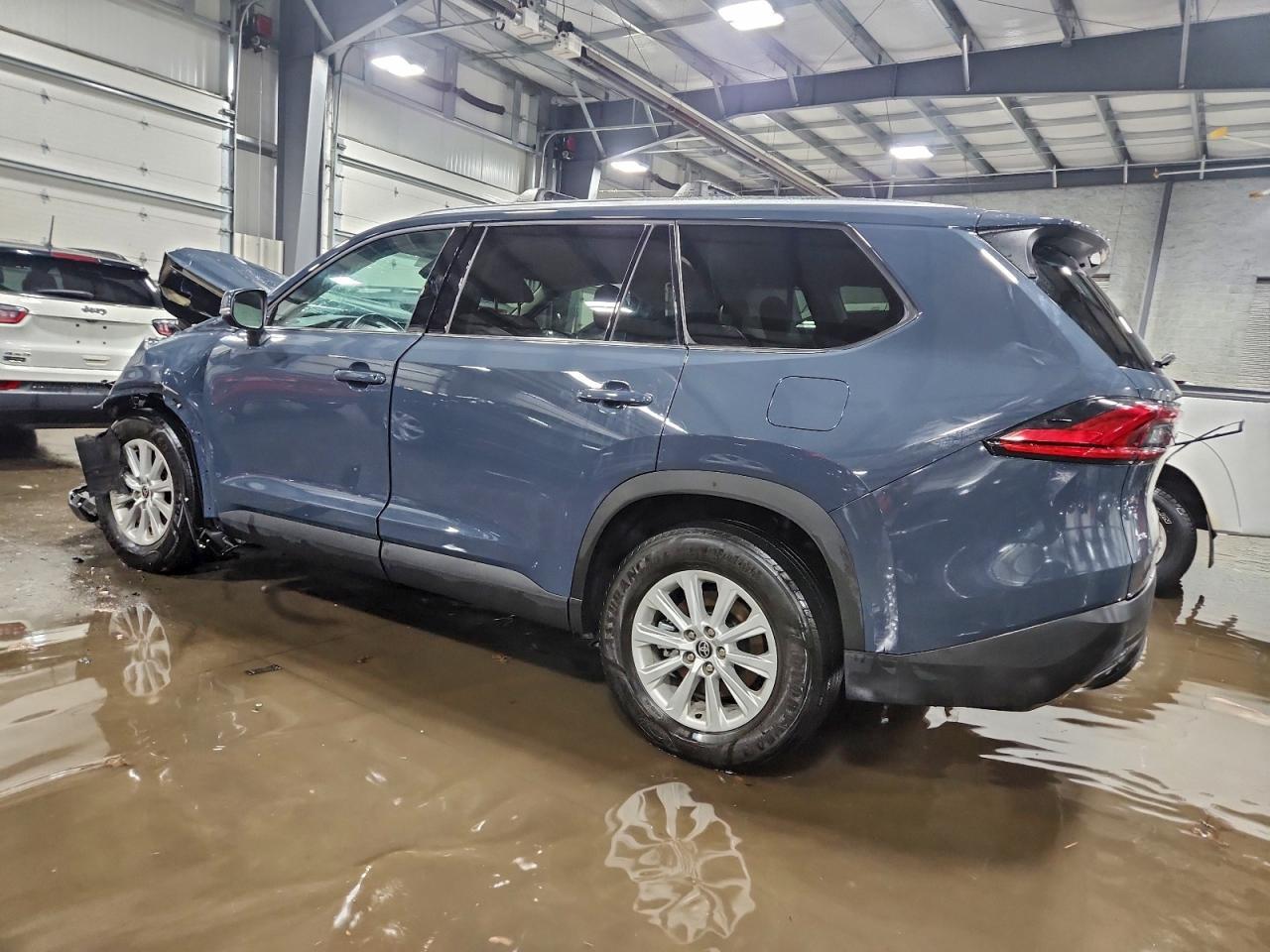 2024 Toyota Grand Highlander Xle - Image 2