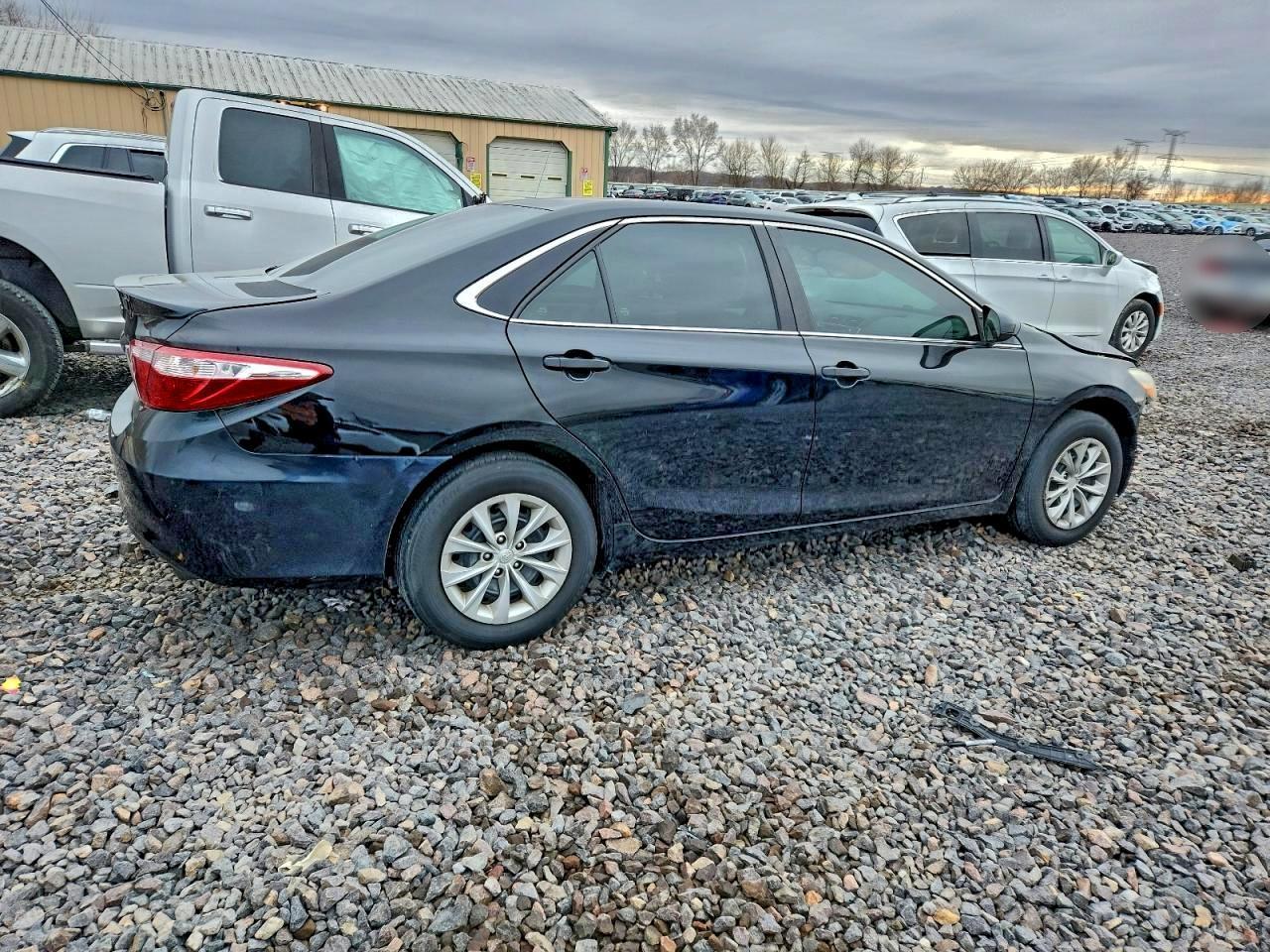 2016 Toyota Camry Le - Фото 3