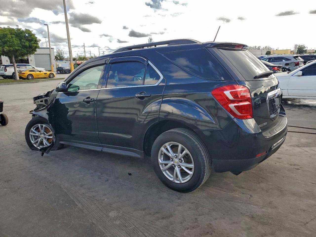 2017 Chevrolet Equinox Lt - Image 2