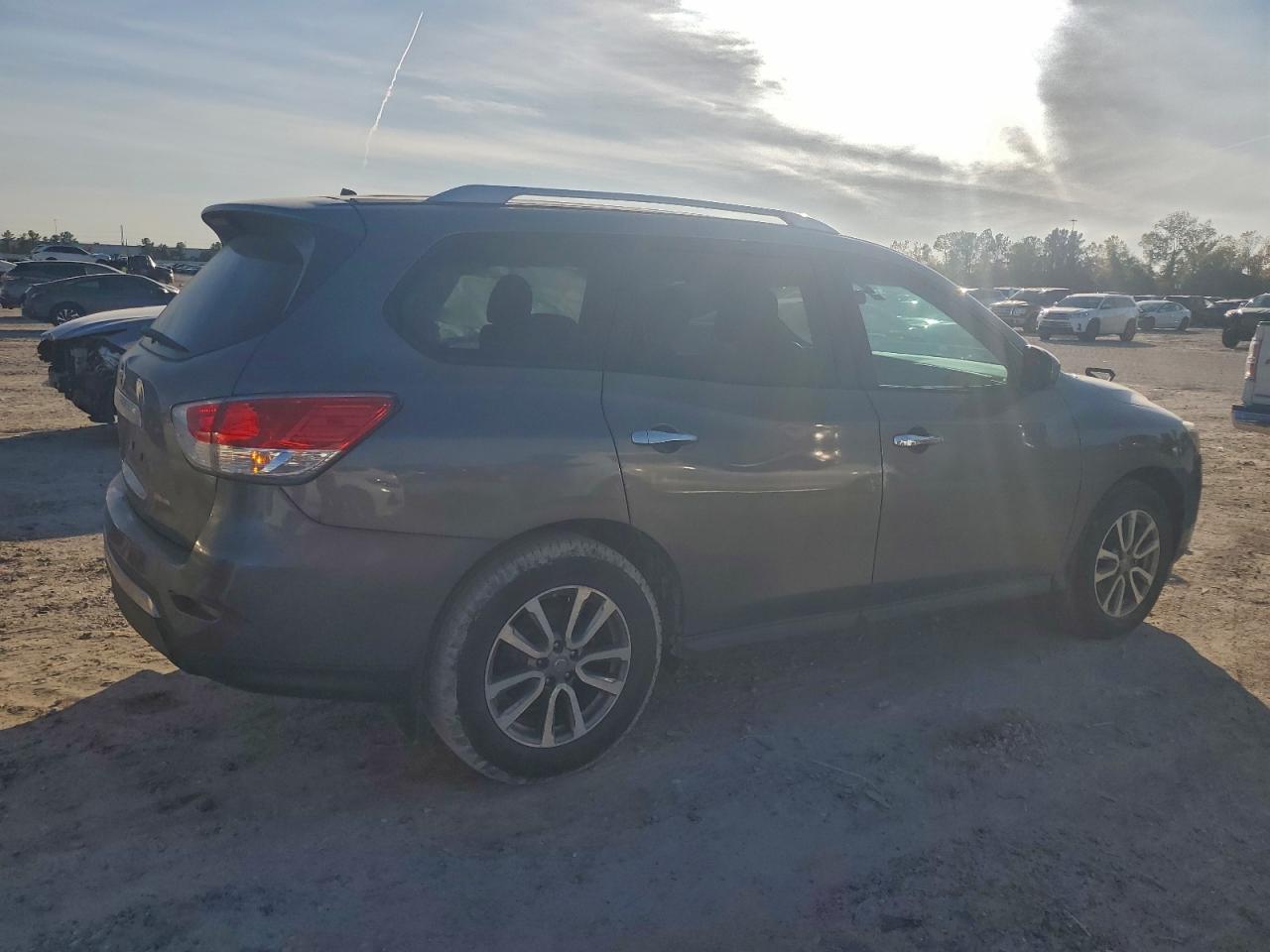 2015 Nissan Pathfinder S - Image 3