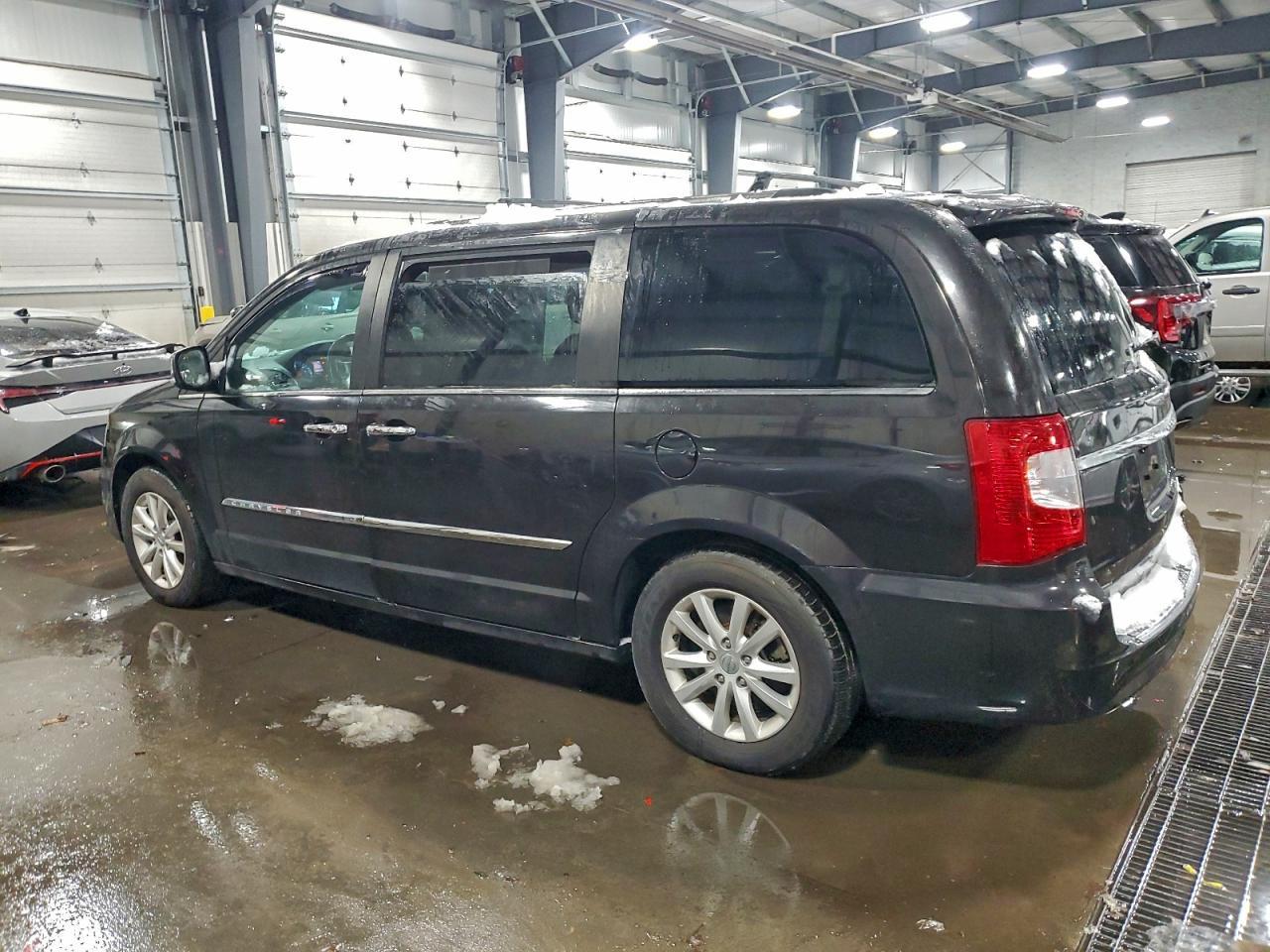 2014 Chrysler Town & Country Limited - Image 2