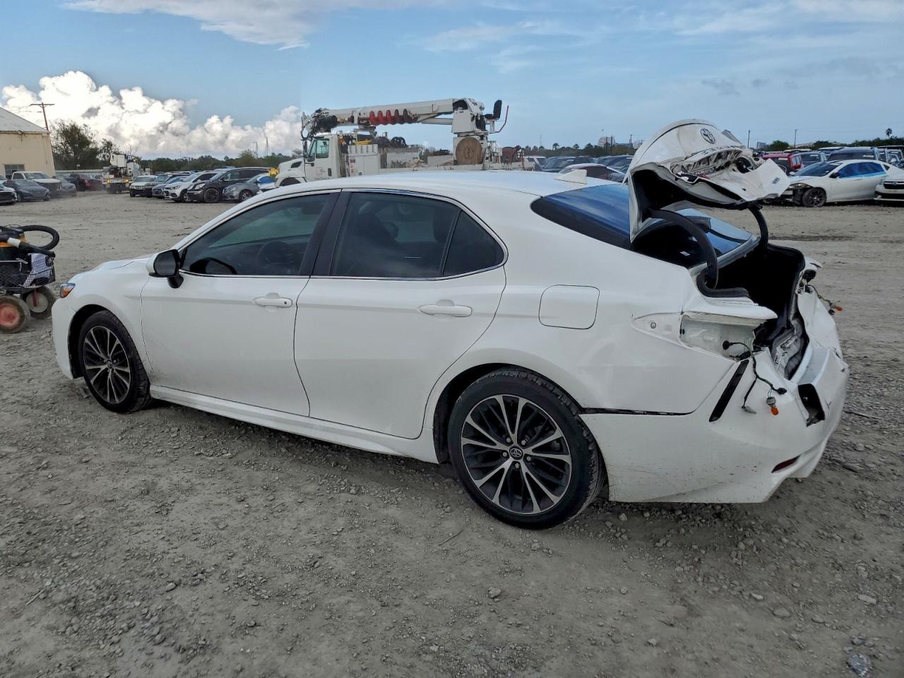 2020 Toyota Camry Se - Фото 2
