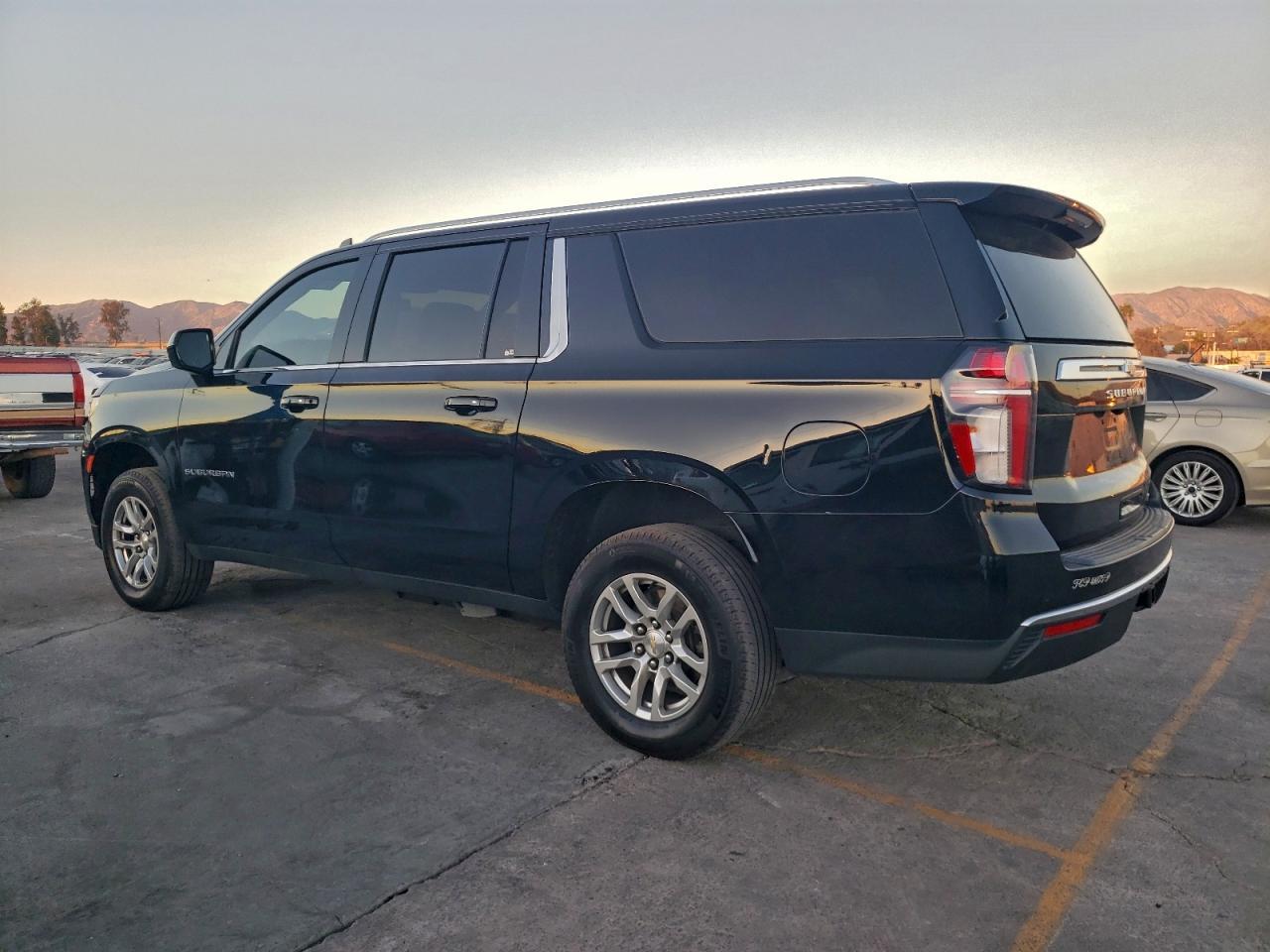 2021 Chevrolet Suburban C1500 Lt - Фото 2