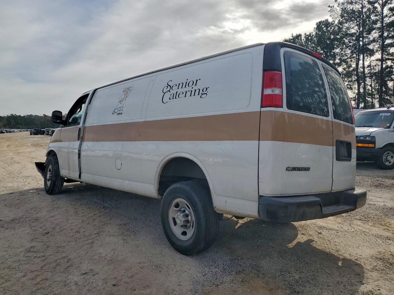 2017 Chevrolet Express 2500 Delivery Van - Фото 2