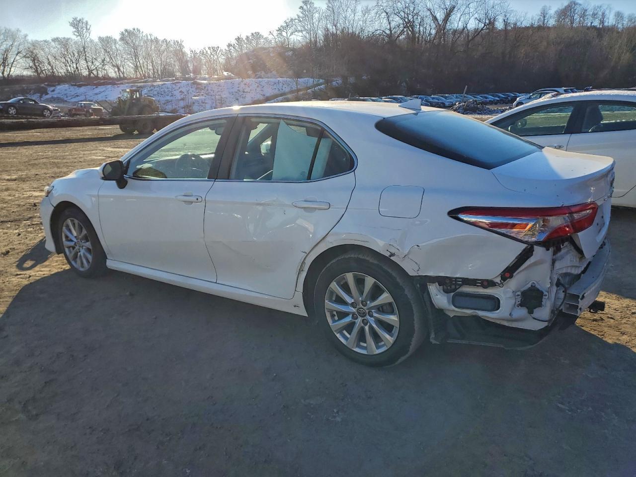 2020 Toyota Camry Le - Фото 2