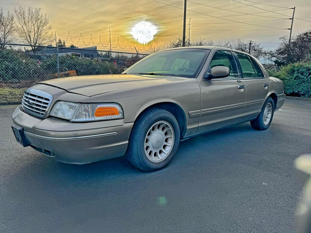 2001 Ford Crown Victoria Lx - Image 2