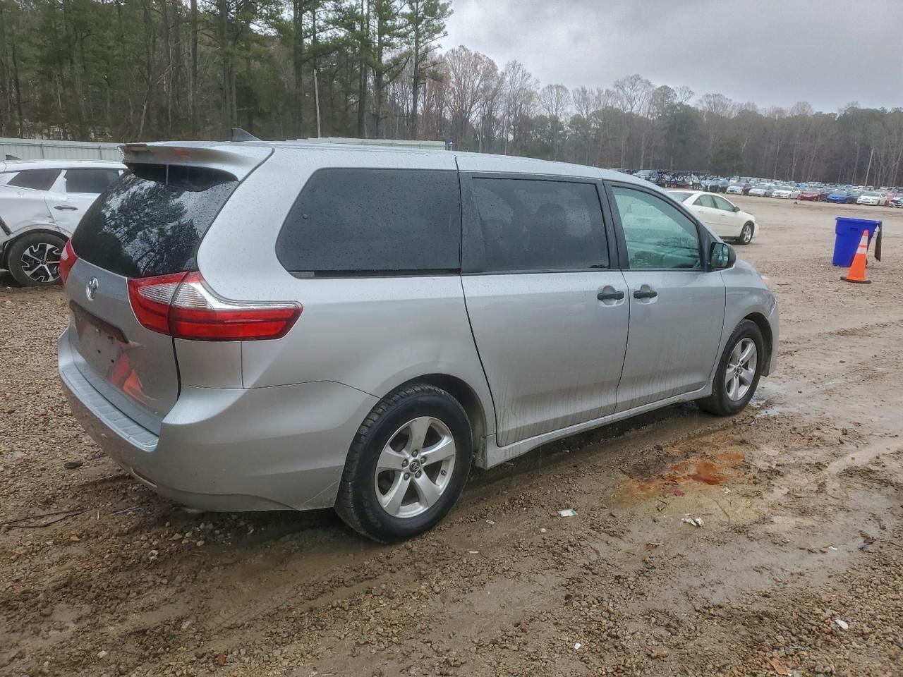 2020 Toyota Sienna L - Image 3