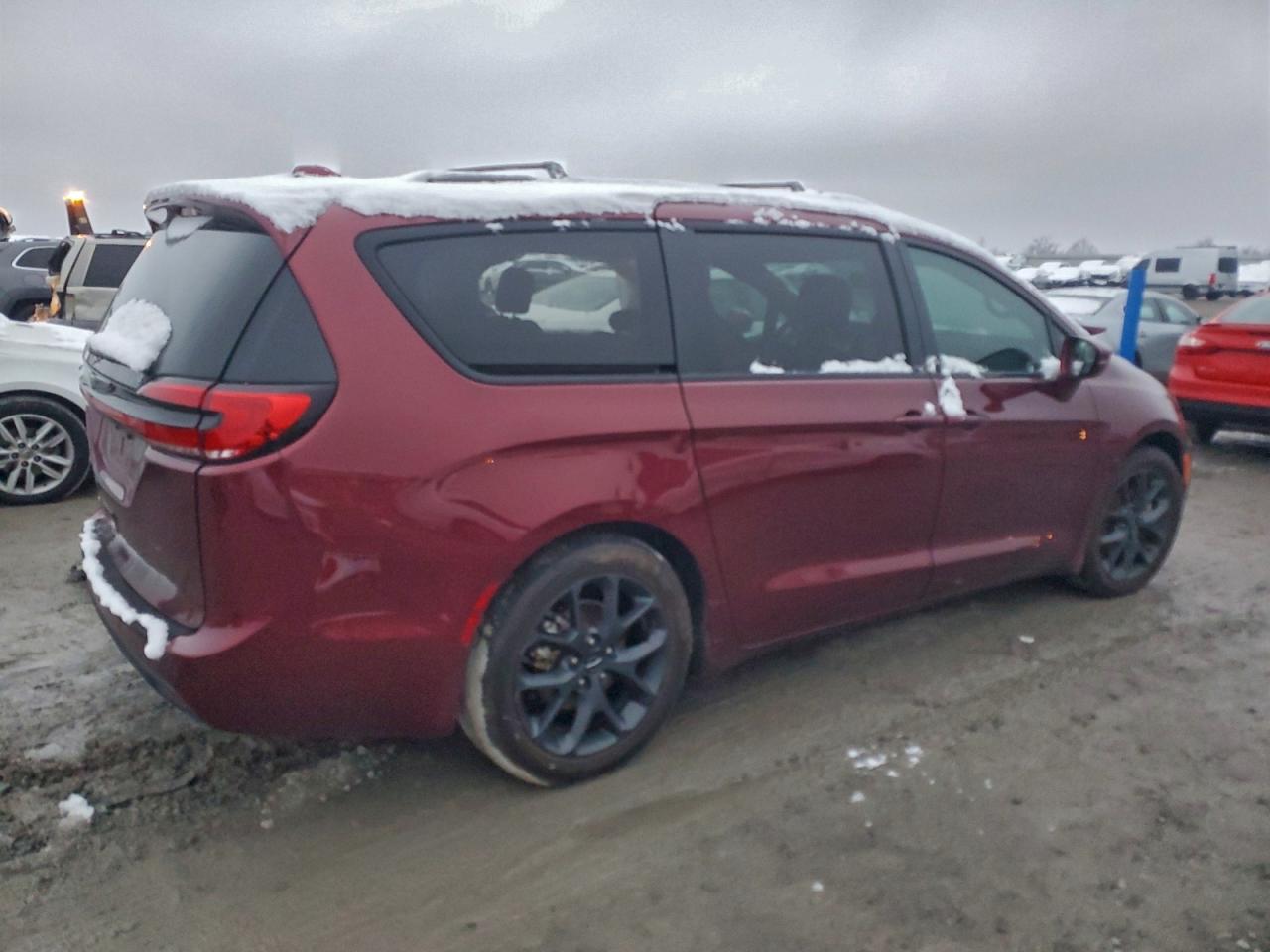 2021 Chrysler Pacifica Touring - Фото 3