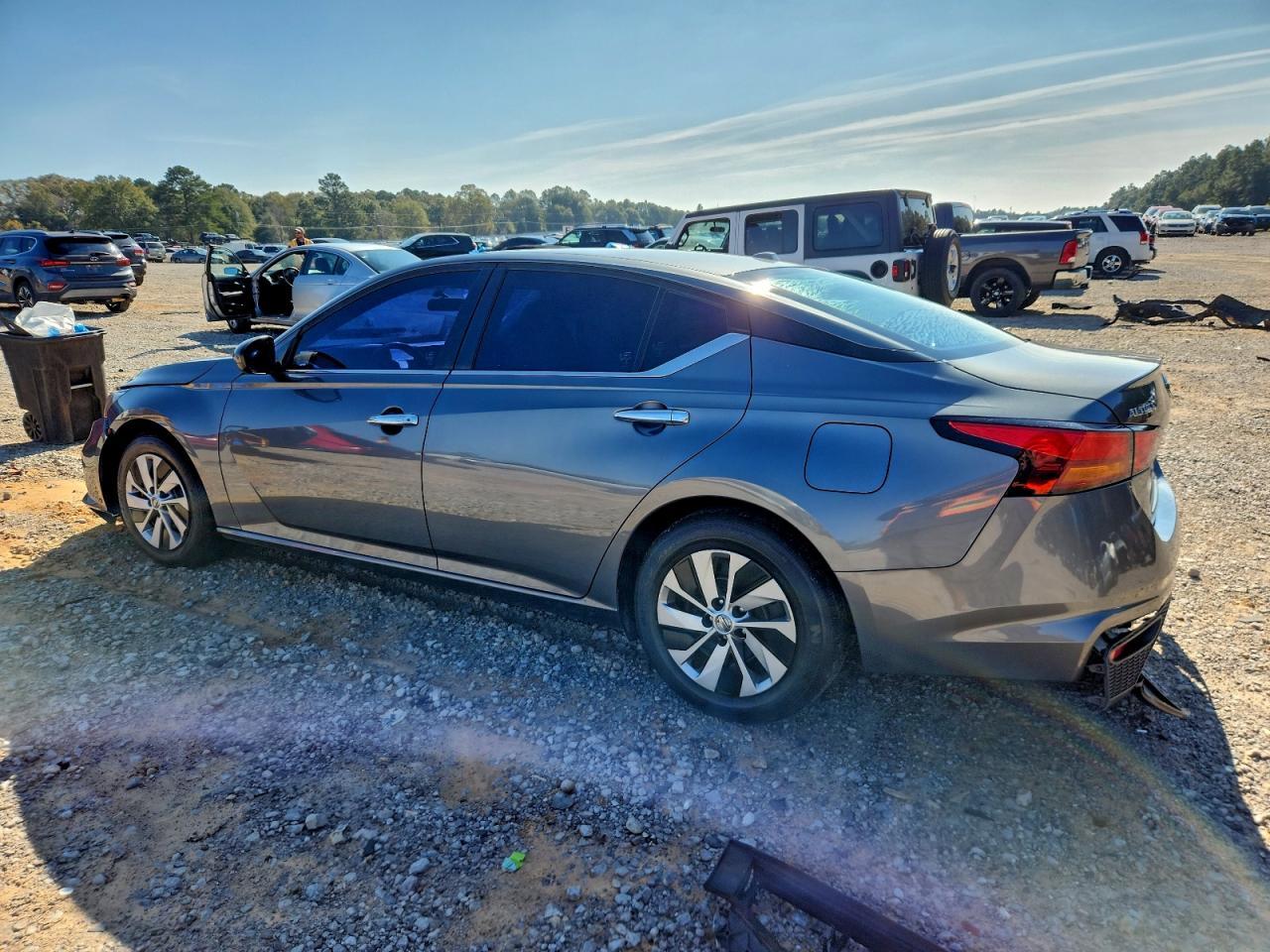 2020 Nissan Altima S - Фото 2