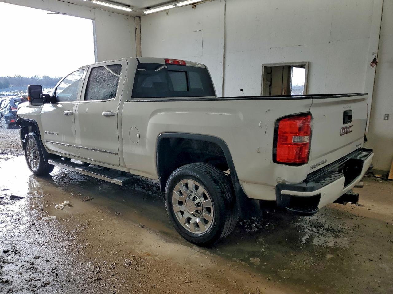 2015 GMC Sierra K2500 Denali - Image 2
