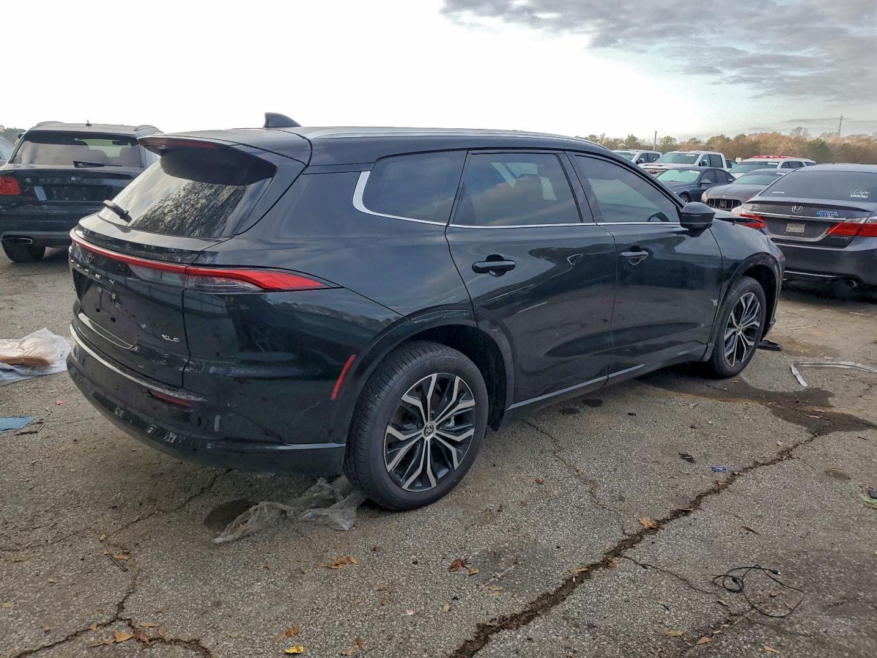 2025 Toyota Crown Signia Xle - Фото 3