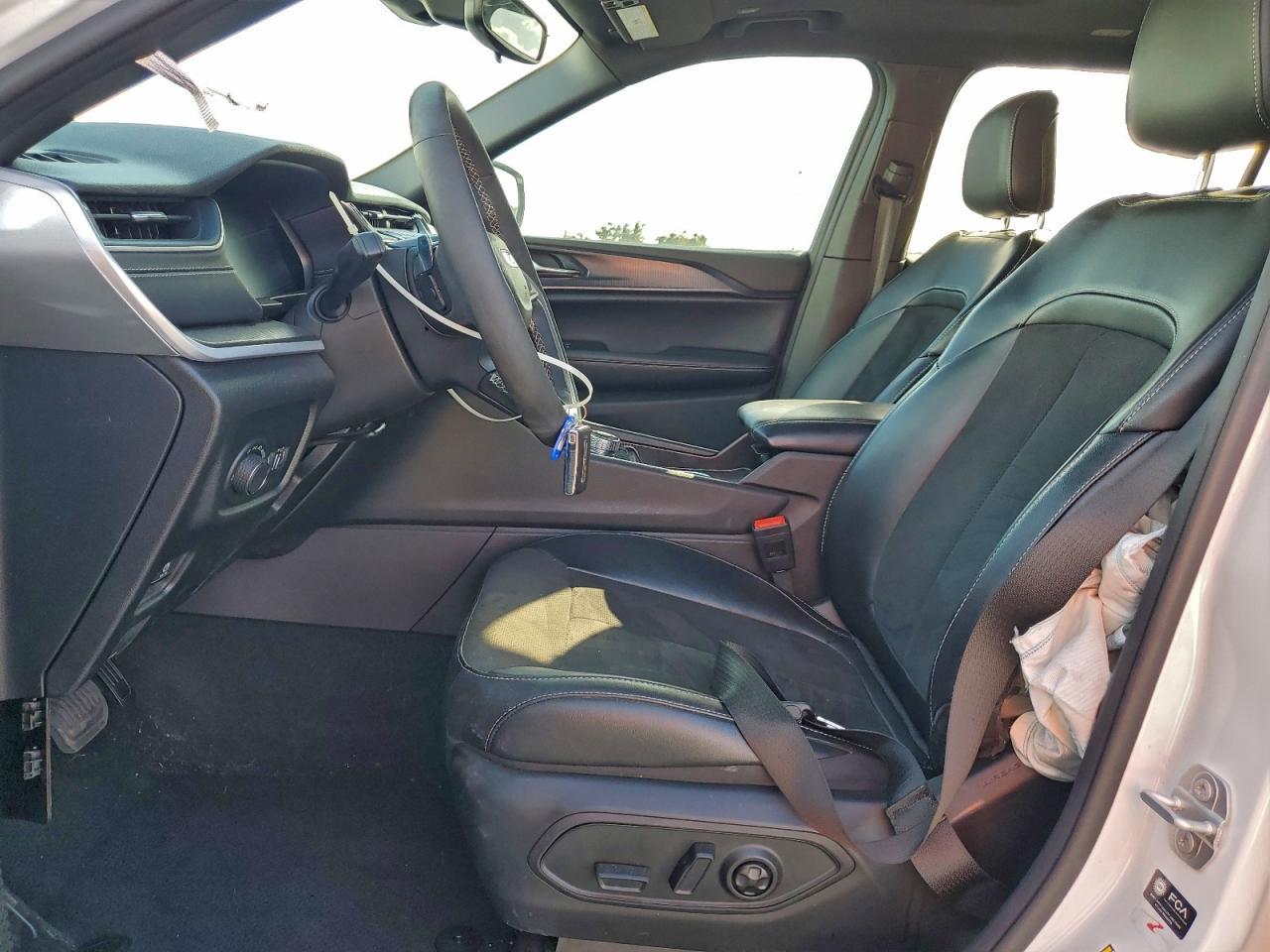 2025 Jeep Grand Cherokee L Laredo - Image 7