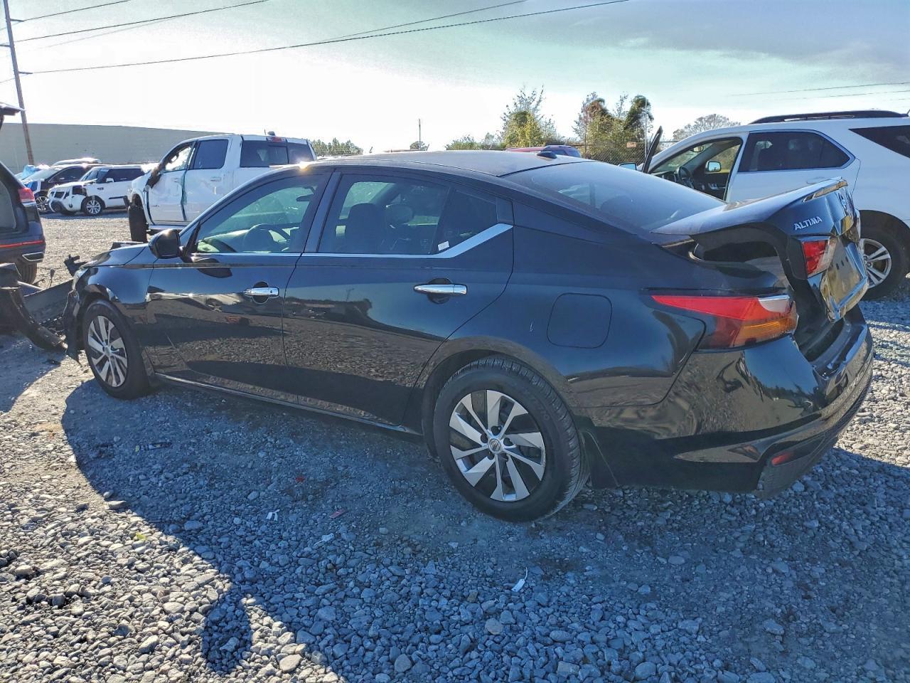 2019 Nissan Altima S - Фото 2
