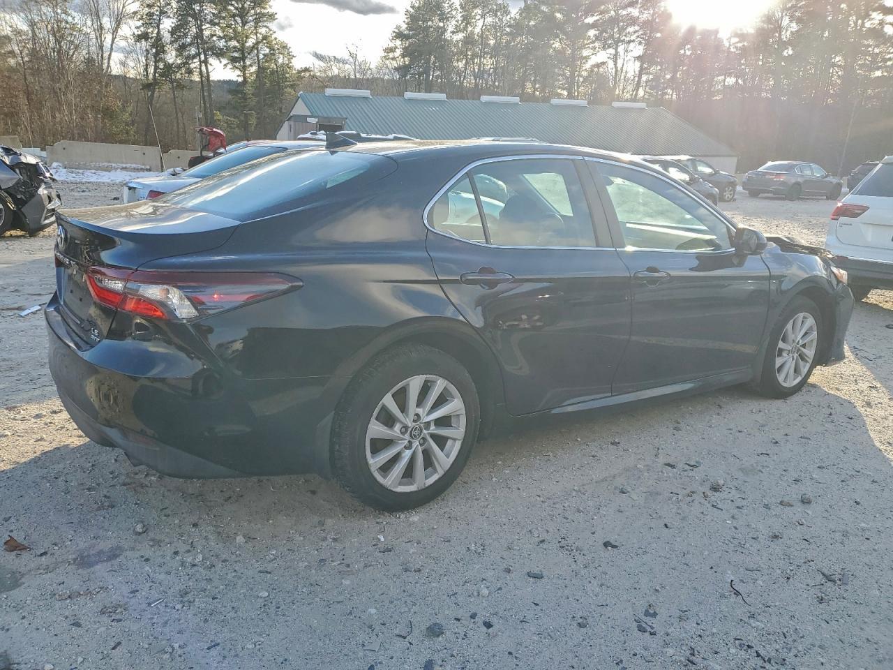 2021 Toyota Camry Le - Фото 3