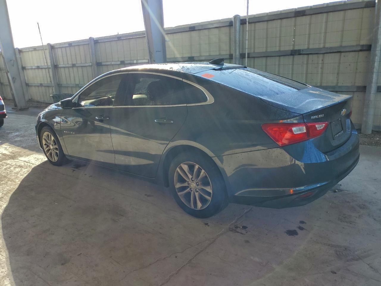 2018 Chevrolet Malibu Lt - Image 2