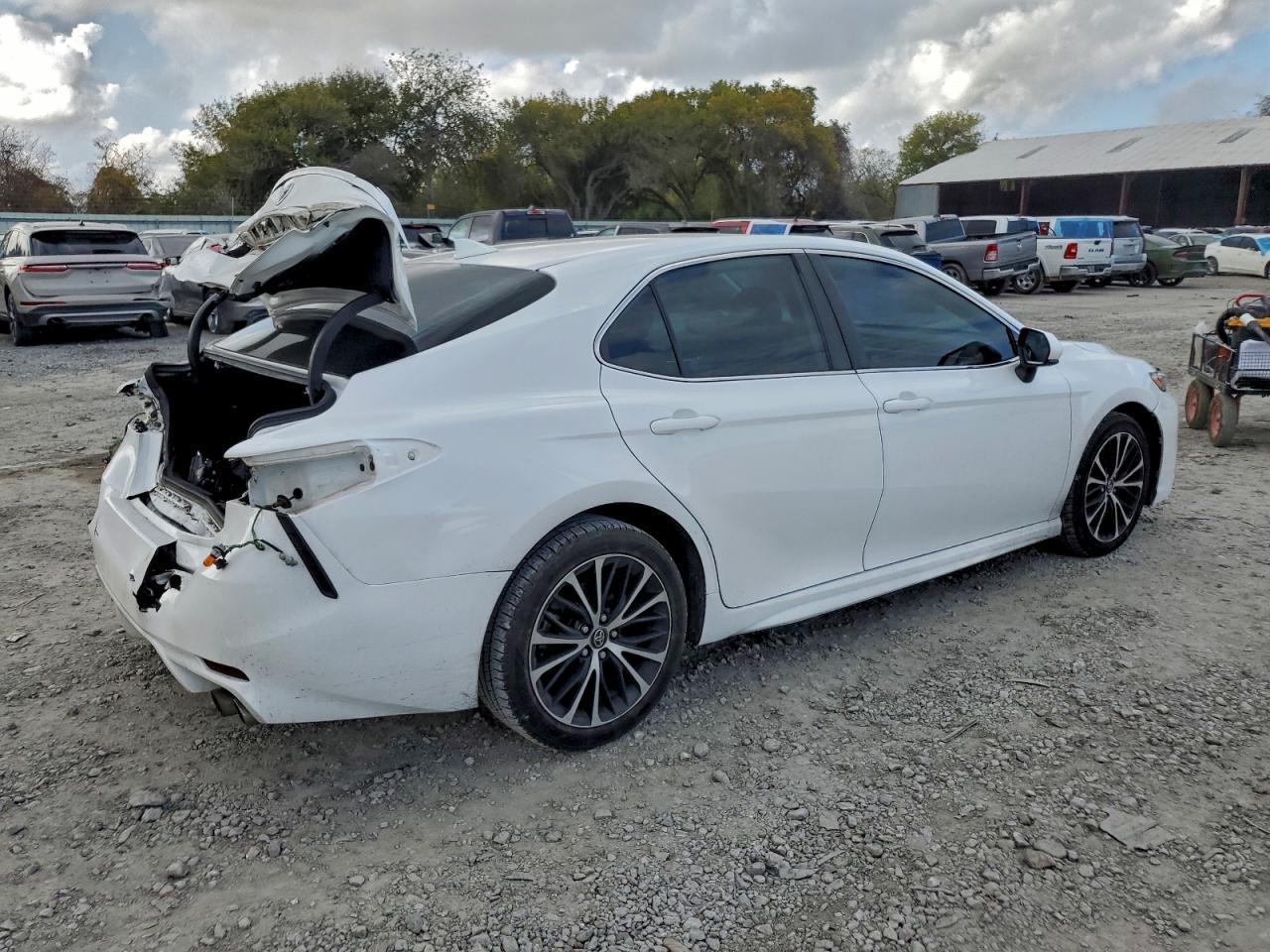 2020 Toyota Camry Se - Фото 3