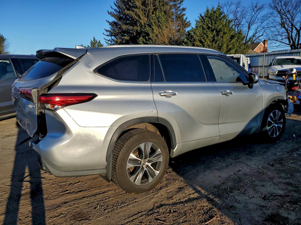 2022 Toyota Highlander Hybrid Xle - Image 3