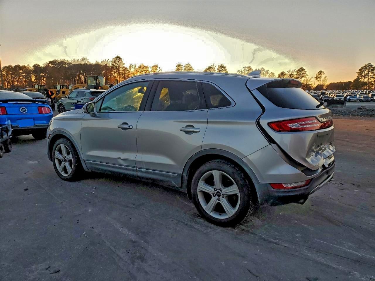 2015 Lincoln Townhouse Mkc - Image 2