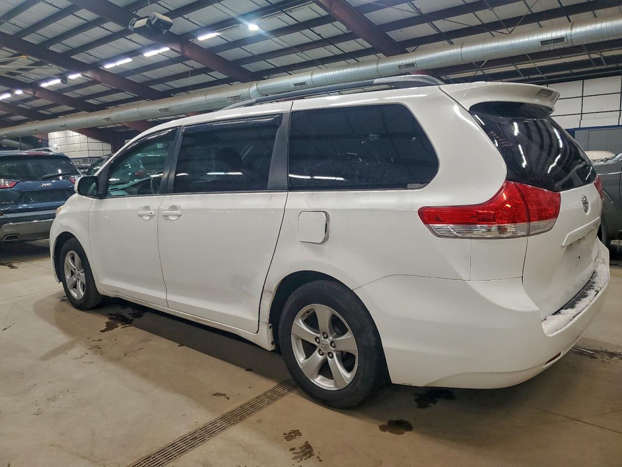 2014 Toyota Sienna Le - Image 2