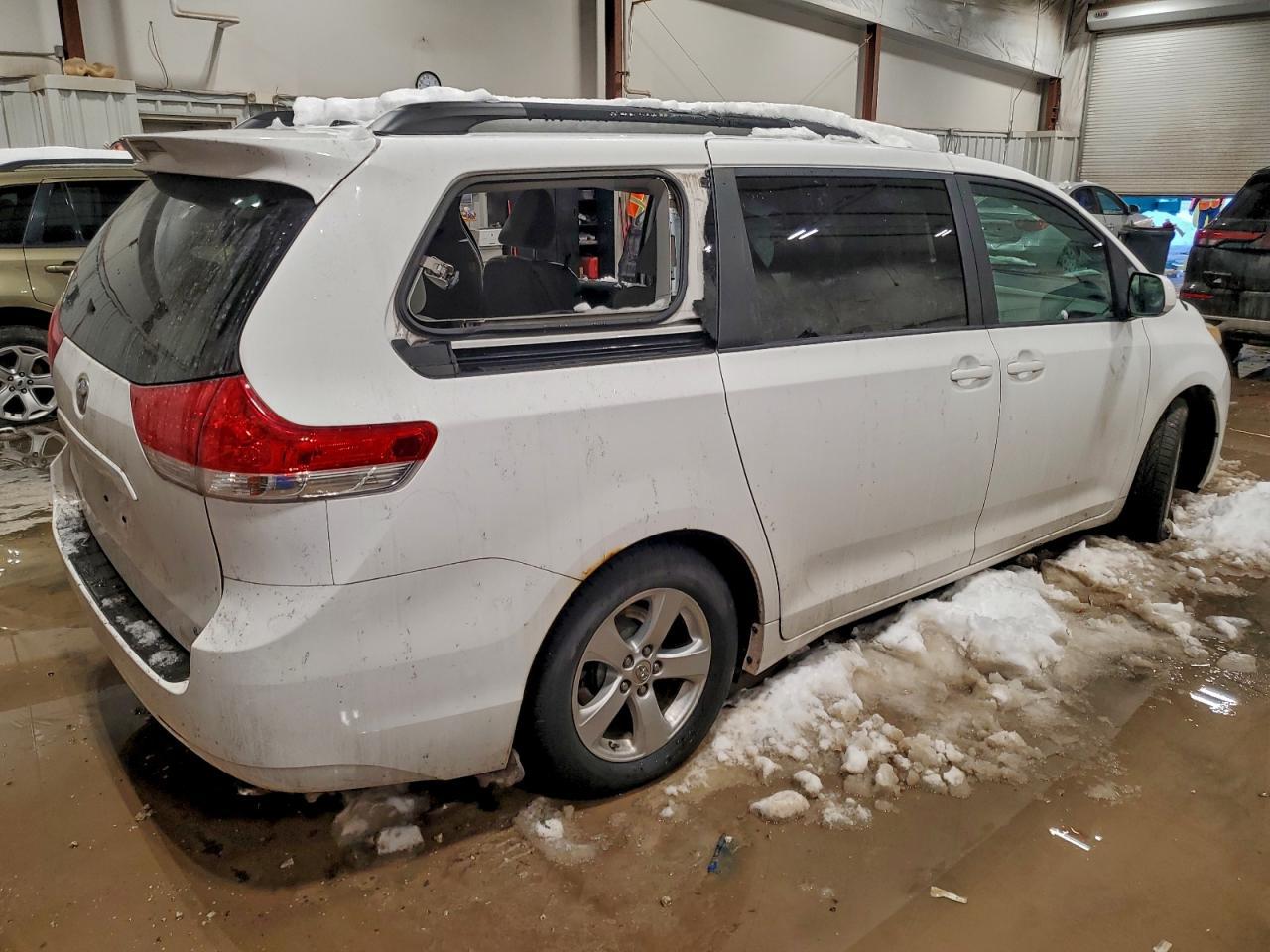 2011 Toyota Sienna Le - Фото 3