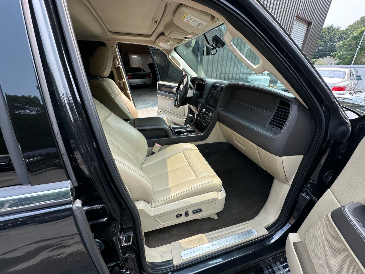 2015 Lincoln Navigator - Image 5