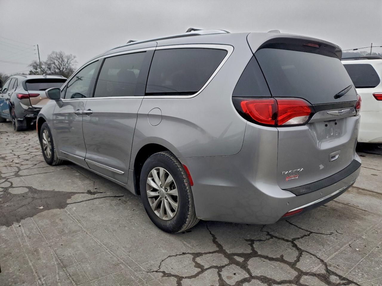 2019 Chrysler Pacifica Touring L - Фото 2