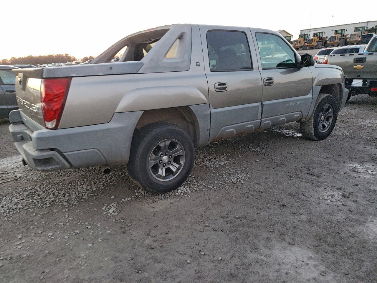 2002 Chevrolet Avalanche K1500 - Image 3