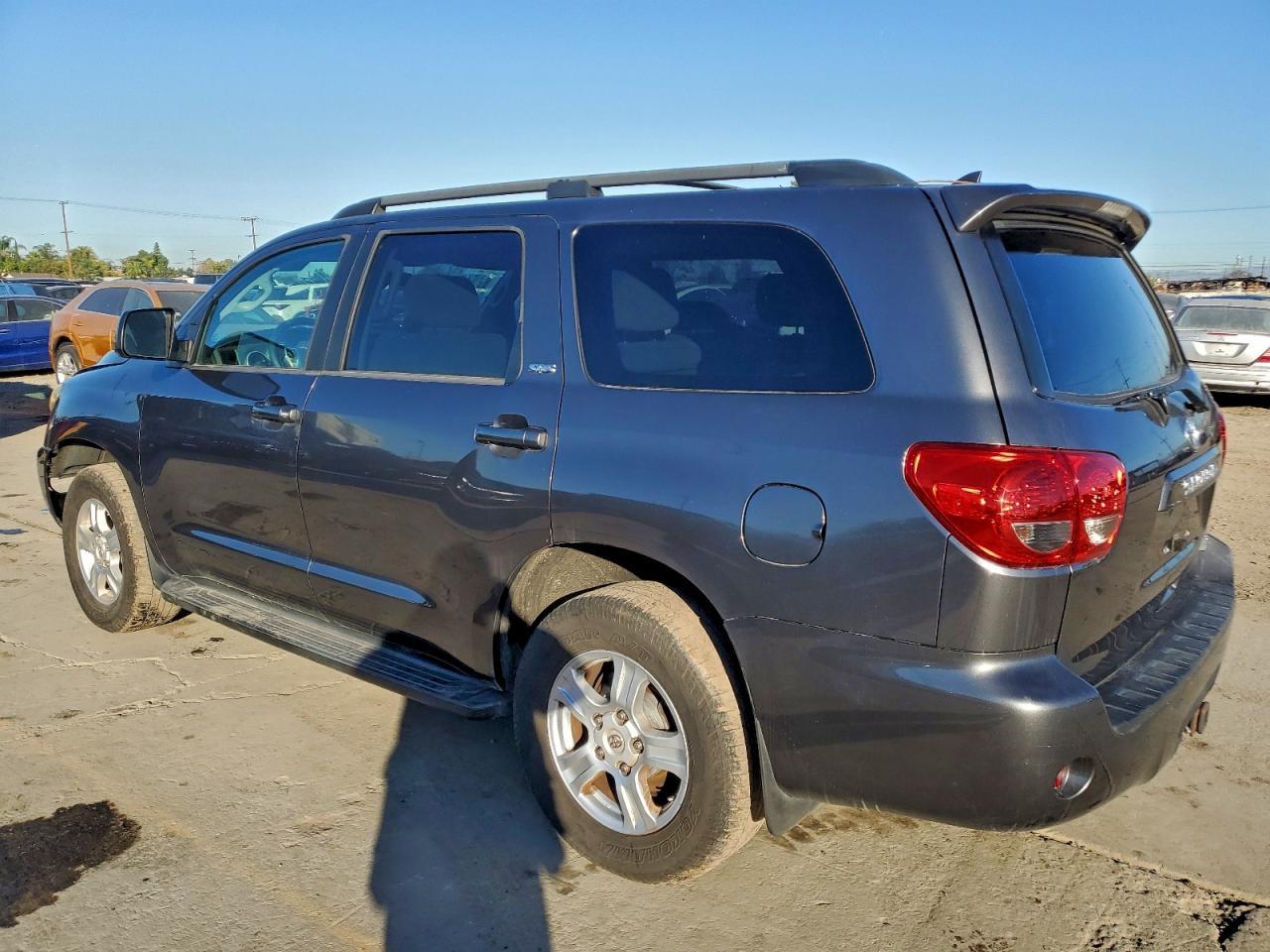 2015 Toyota Sequoia Sr5 - Image 2