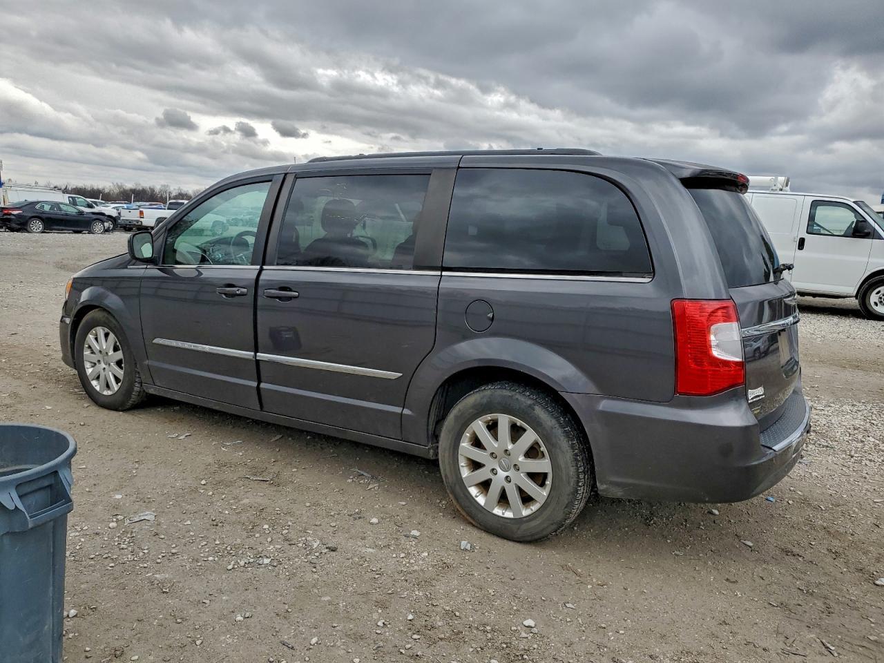 2016 Chrysler Town & Country Touring - Фото 2