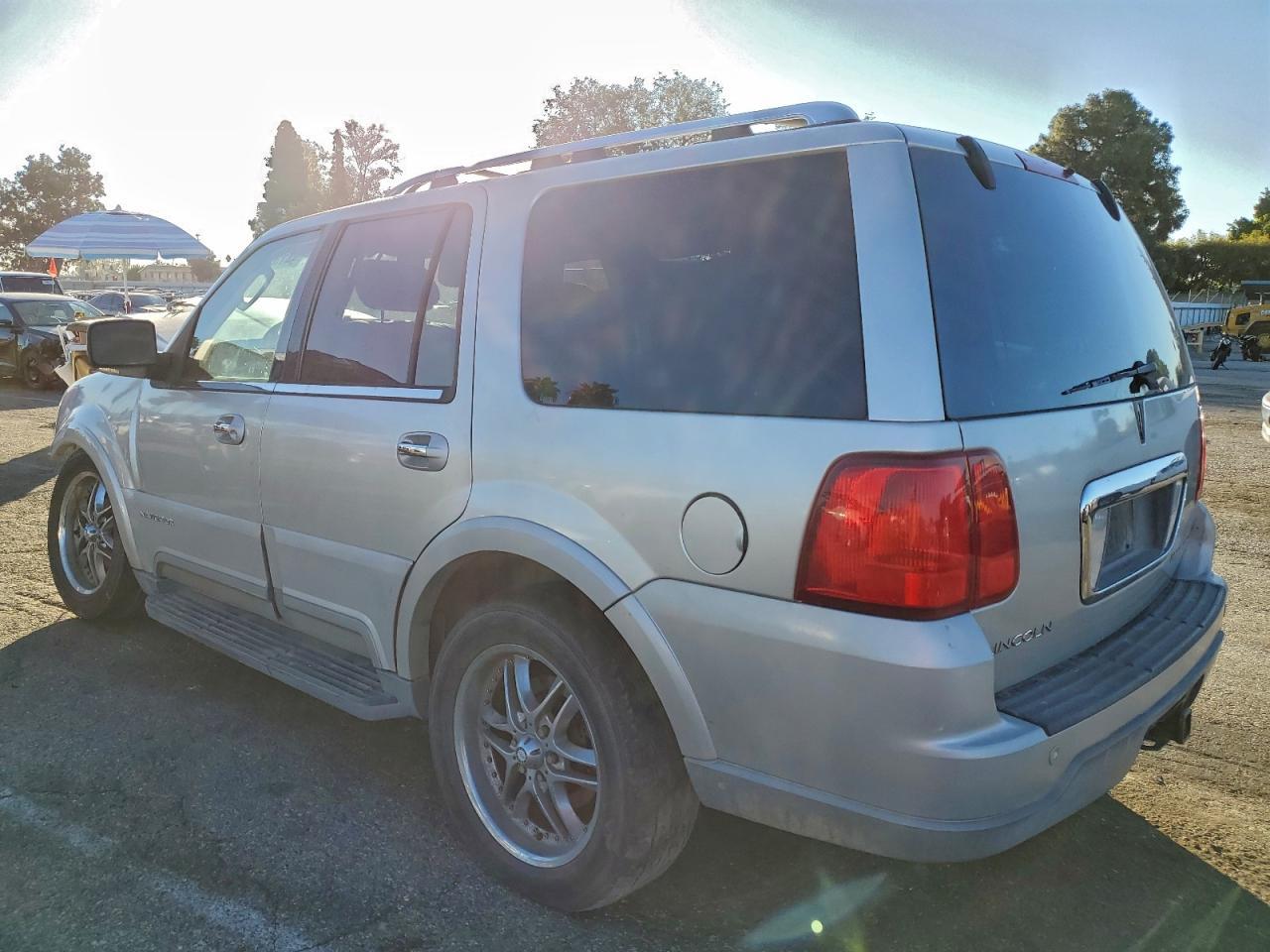 2003 Lincoln Navigator - Image 2