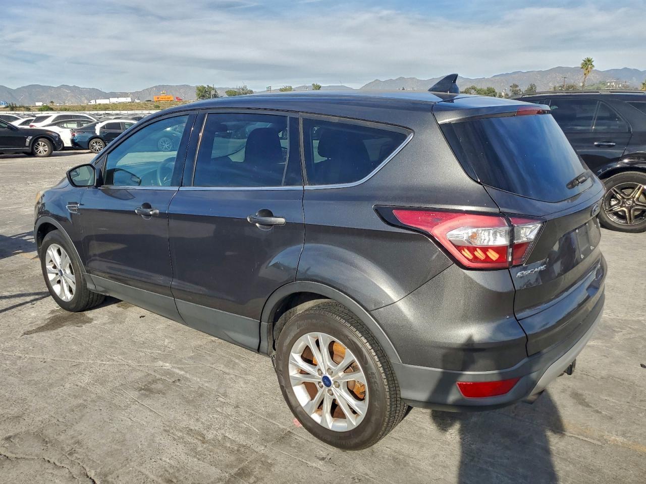 2017 Ford Escape Se - Фото 2
