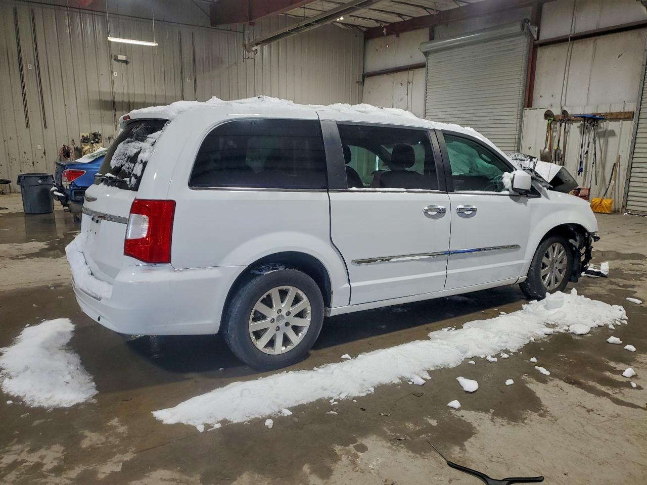 2015 Chrysler Town & Country Touring - Фото 3