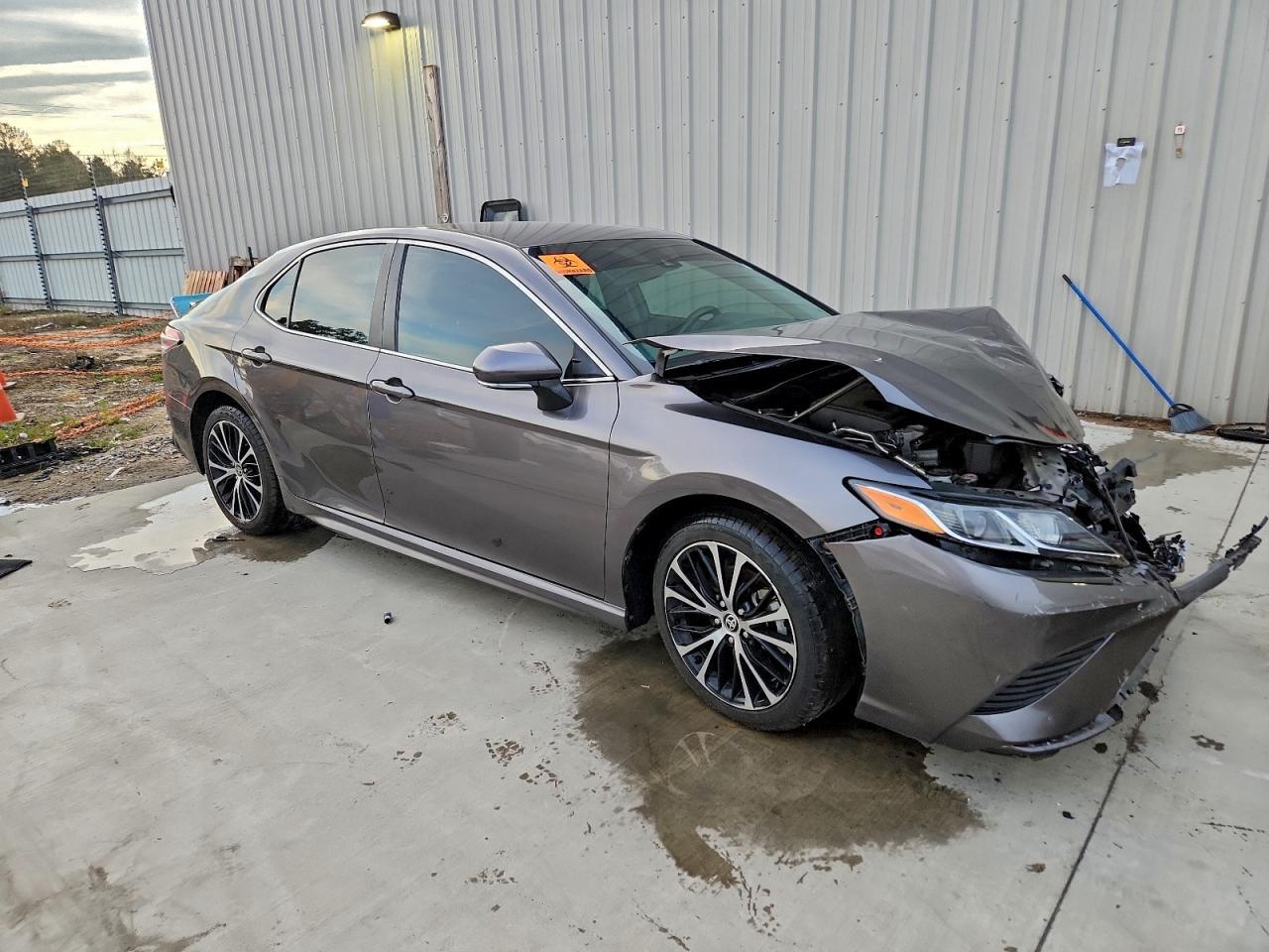 2020 Toyota Camry Se - Фото 4