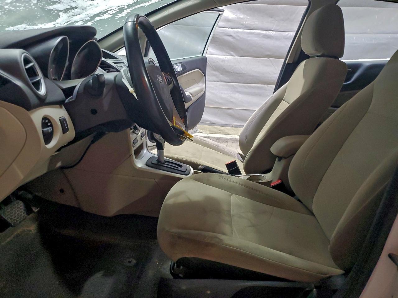 2015 Ford Fiesta Se - Фото 7