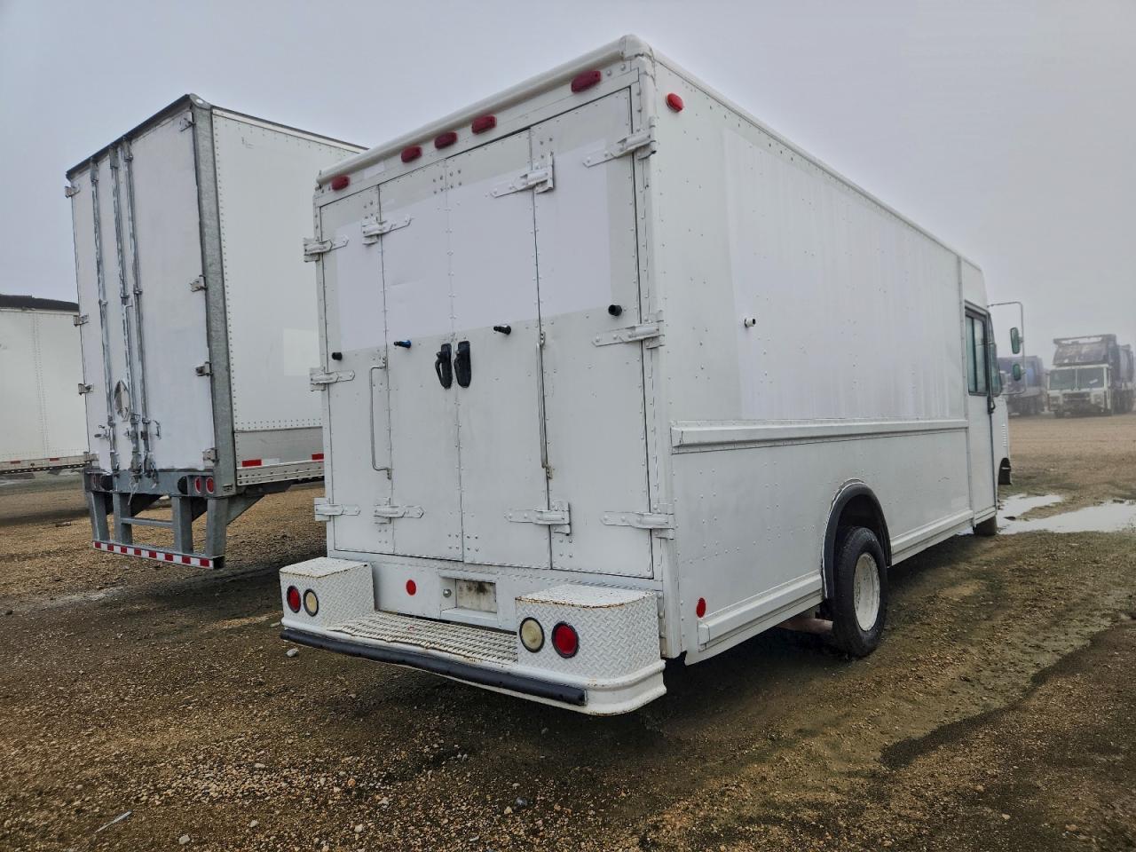 2000 Ford E350 Delivery Truck - Image 3